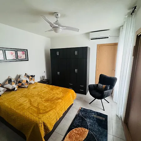 Spacious 100m From The And Promenade Apartmán